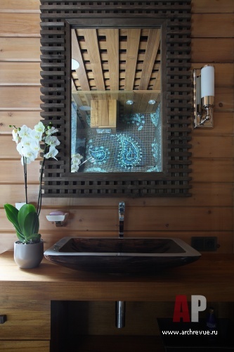 Фото интерьера санузла деревянного дома в стиле фьюжн