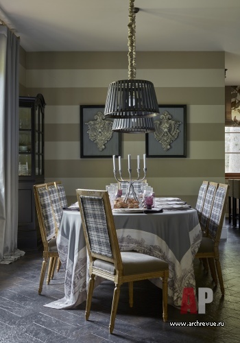 Фото интерьера столовой дома в стиле фьюжн