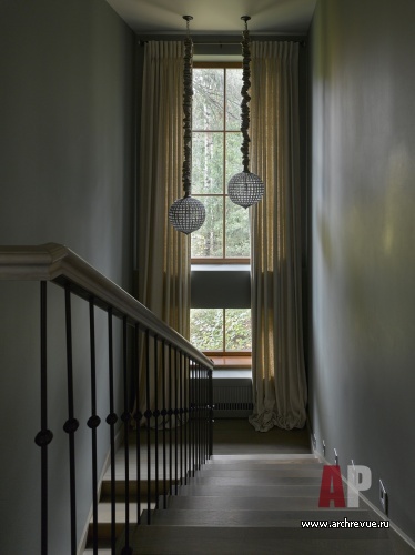 Фото интерьера лестницы дома в стиле фьюжн Фото интерьера лестничного холла дома в стиле фьюжн