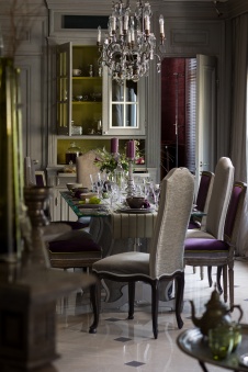 Фото интерьера столовой квартиры в стиле неоклассике