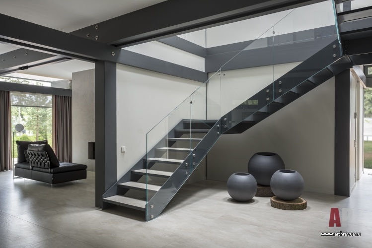 Фото интерьера лестницы дома в современном стиле Фото интерьера лестничного холла дома в современном стиле
