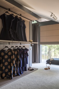 Фото интерьера гардеробной дома в современном стиле