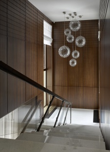 Фото интерьера лестницы дома в современном стиле