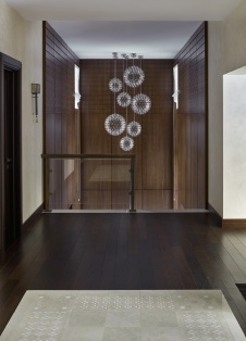 Фото интерьера лестницы дома в современном стиле