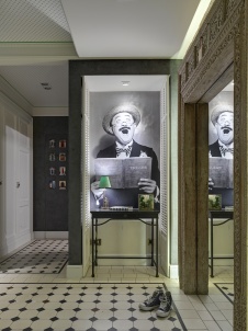 Фото интерьера входной зоны двухэтажной квартиры в стиле фьюжн