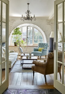 Фото интерьера гостиной двухэтажной квартиры в стиле фьюжн