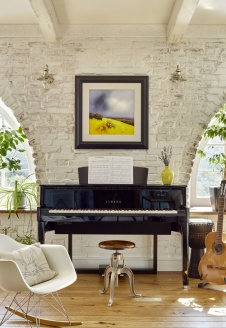 Фото интерьера гостиной двухэтажной квартиры в стиле фьюжн