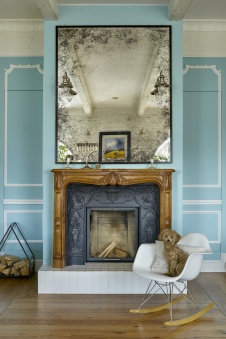 Фото интерьера каминной двухэтажной квартиры в стиле фьюжн