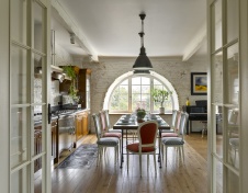 Фото интерьера столовой двухэтажной квартиры в стиле фьюжн