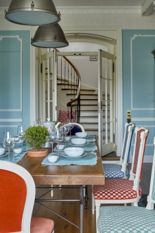 Фото интерьера столовой двухэтажной квартиры в стиле фьюжн