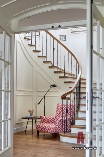 Фото интерьера лестничного холла двухэтажной квартиры в стиле фьюжн