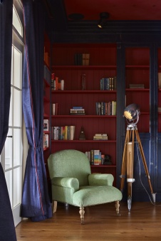 Фото интерьера библиотеки двухэтажной квартиры в стиле фьюжн