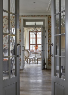 Фото интерьера столовой дома в стиле неоклассика