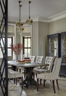 Фото интерьера столовой дома в стиле неоклассика