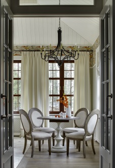 Фото интерьера столовой дома в стиле неоклассика