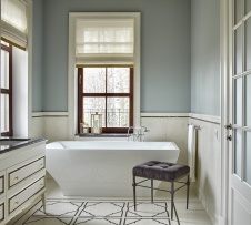 Фото интерьера ванной комнаты дома в стиле неоклассика