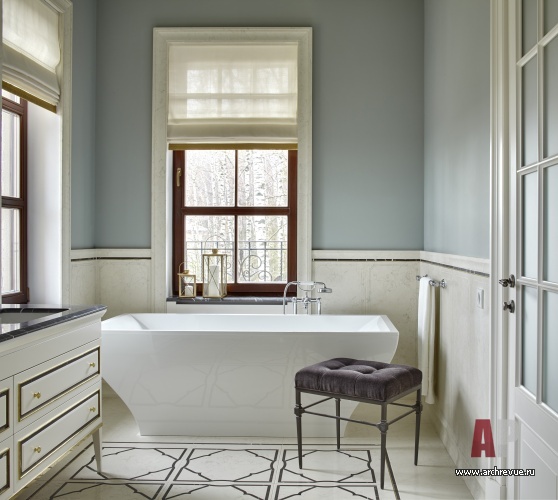 Фото интерьера ванной комнаты дома в стиле неоклассика
