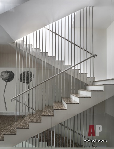 Фото интерьера лестницы дома в современном стиле