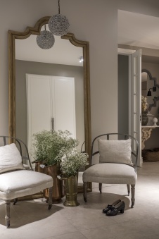 Фото интерьера входной зоны квартиры в стиле неоклассика