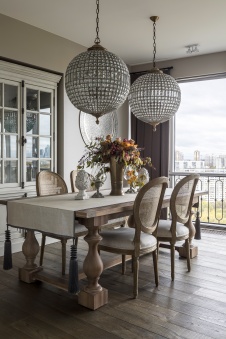 Фото интерьера столовой квартиры в стиле неоклассика