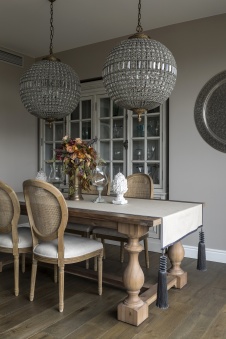 Фото интерьера столовой квартиры в стиле неоклассика