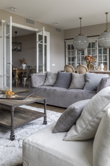 Фото интерьера столовой квартиры в стиле неоклассика