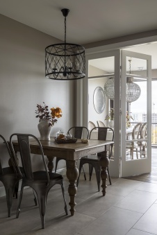 Фото интерьера столовой квартиры в стиле неоклассика