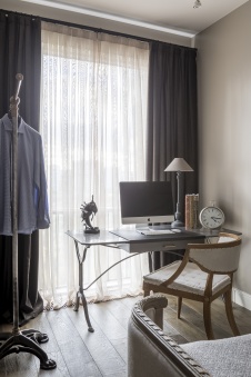 Фото интерьера кабинета квартиры в стиле неоклассика