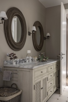 Фото интерьера санузла квартиры в стиле неоклассика