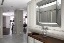 Фото интерьера входной зоны квартиры в стиле неоклассика