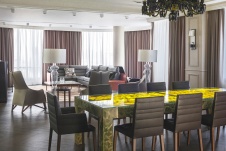 Фото интерьера столовой квартиры в стиле неоклассика