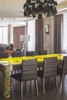 Фото интерьера столовой квартиры в стиле неоклассика