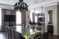 Фото интерьера столовой квартиры в стиле неоклассика