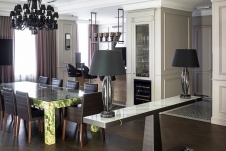 Фото интерьера столовой квартиры в стиле неоклассика