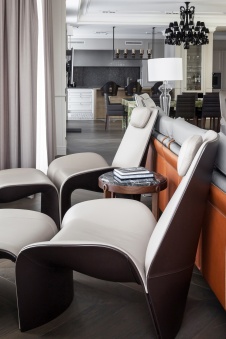 Фото интерьера гостиной квартиры в стиле неоклассика