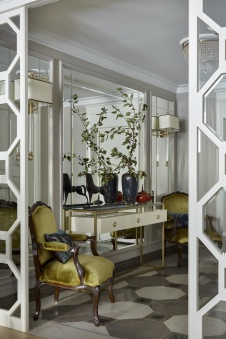 Фото интерьера входной зоны квартиры в стиле неоклассика