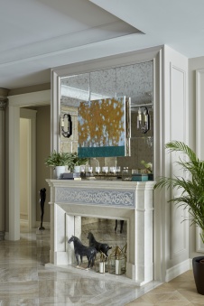 Фото интерьера каминной квартиры в стиле неоклассика