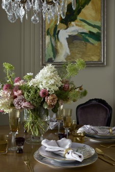 Фото интерьера столовой квартиры в стиле неоклассика