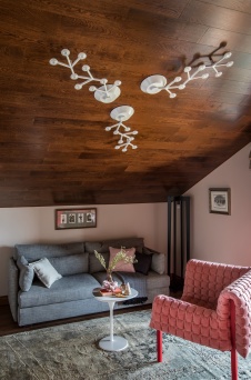 Фото интерьера мансарды дома в современном стиле
