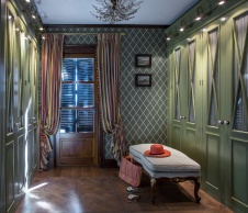 Фото интерьера гардеробной дома в классическом стиле