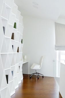 Фото интерьера библиотеки дома в стиле минимализм Фото интерьера кабинета дома в стиле минимализм