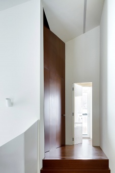 Фото интерьера коридора дома в стиле минимализм