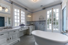 Фото интерьера ванной дома в классическом стиле Фото интерьера санузла дома в классическом стиле