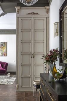 Фото интерьера входной зоны квартиры в стиле неоклассика