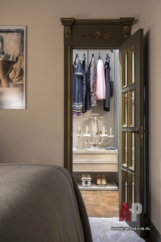 Фото интерьера гардеробной квартиры в стиле неоклассика