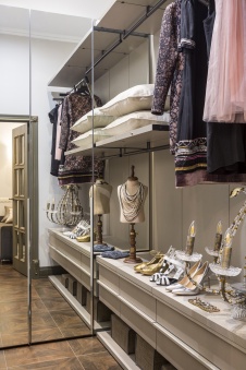 Фото интерьера гардеробной квартиры в стиле неоклассика