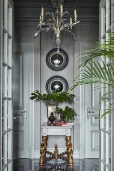 Фото интерьера входной зоны квартиры в стиле неоклассика