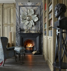Фото интерьера каминнойквартиры в стиле неоклассика