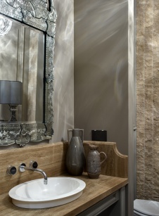 Фото интерьера гостевого санузла квартиры в стиле неоклассика 