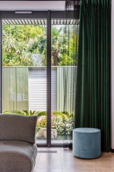 Фото интерьера гостиной небольшого дома в современном стиле